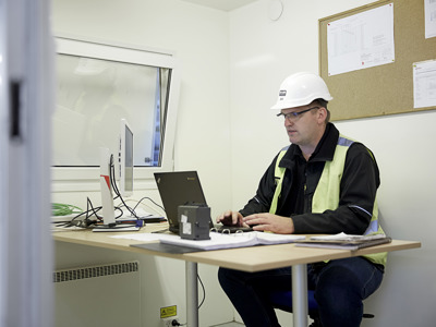 Softwareprogrammør arbejder ved bærbar computer