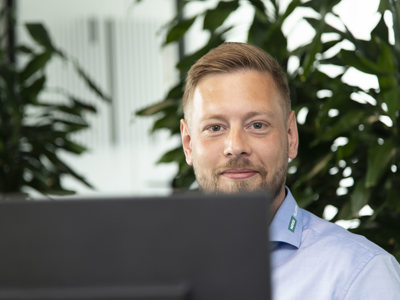 ELCON-medarbejder ved computer.