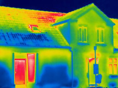 Termografioperatør termograferer bolig