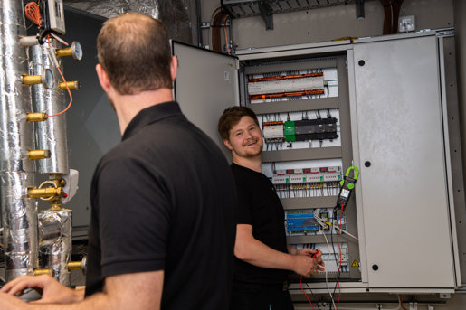 ELCONs tekniker ved 0-energi bygning i Aarhus