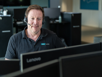 Mand taler i telefon