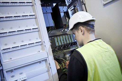 ELCON fagekspert gennemgår de tekniske installationer hos kunde