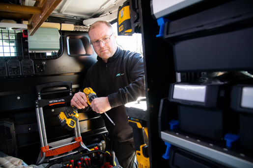 Elektriker henter værktøj i varevogn